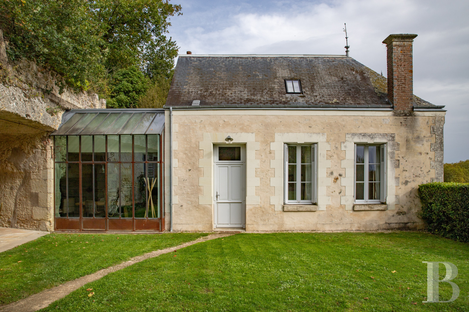 En Indre-et-Loire, sur les hauteurs d’un village, près d’Amboise, un château et son hameau en bordure de forêt - photo  n°32